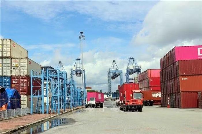 Hoạt động vận tải hàng hóa bên trong Cảng Quốc tế Tân Cảng - Cái Mép, TP Hồ Chí Minh. Ảnh: Xuân Khu/TTXVN