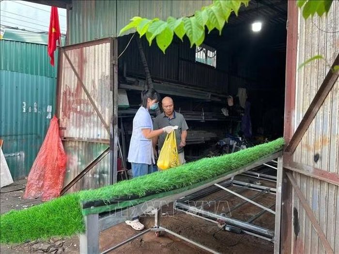 Cán bộ y tế phát loramin B và hướng dẫn người dân cách sử dụng.