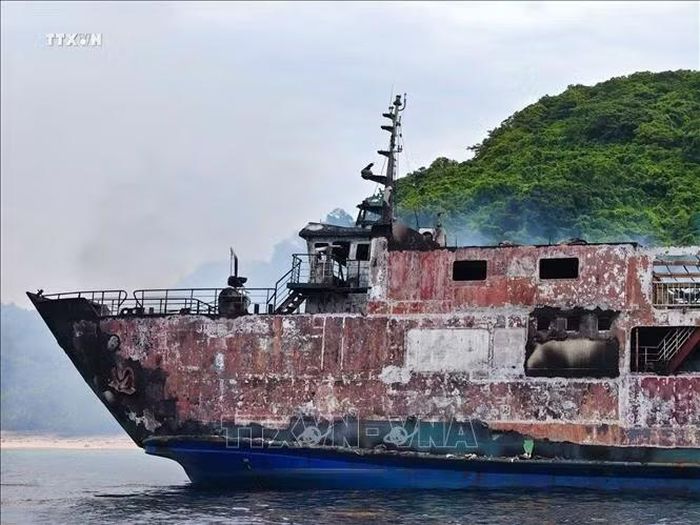 Chiếc phà cháy rụi ở ngoài khơi tỉnh Palawan, Philippines, ngày 9/9/2026. Ảnh: THX/TTXVN phát