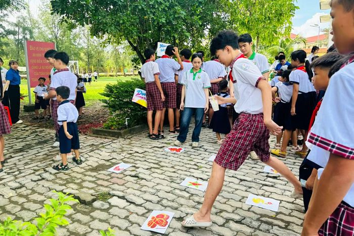 Các em thiếu nhi tham gia các trò chơi tại chương trình Trung thu.