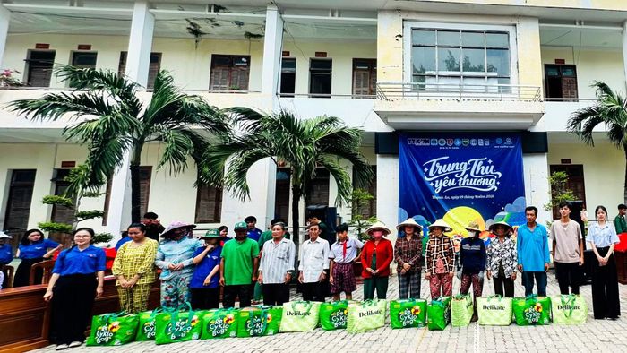 Các hộ gia đình có hoàn cảnh khó khăn nhận quà từ chương trình.