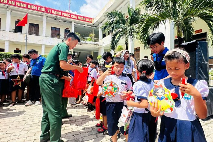 Bánh Trung thu, lồng đèn và dụng cụ học tập được trao tặng cho các em học sinh.