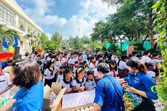 Các em thiếu nhi tham gia sân chơi tại chương trình “Trung thu yêu thương” năm 2026.