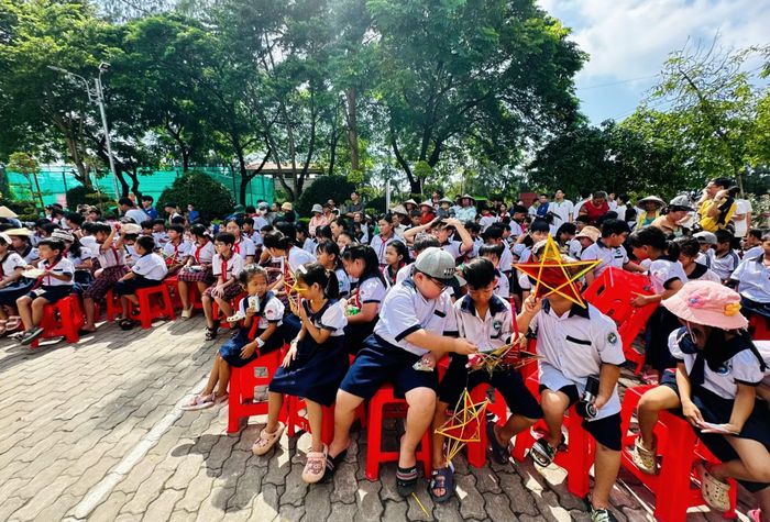 Chương trình văn nghệ tạo không khí vui tươi cho các em thiếu nhi dịp Trung thu.
