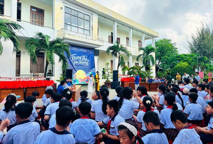 Hoạt cảnh chú Cuội, chị Hằng tại chương trình “Trung thu yêu thương”.