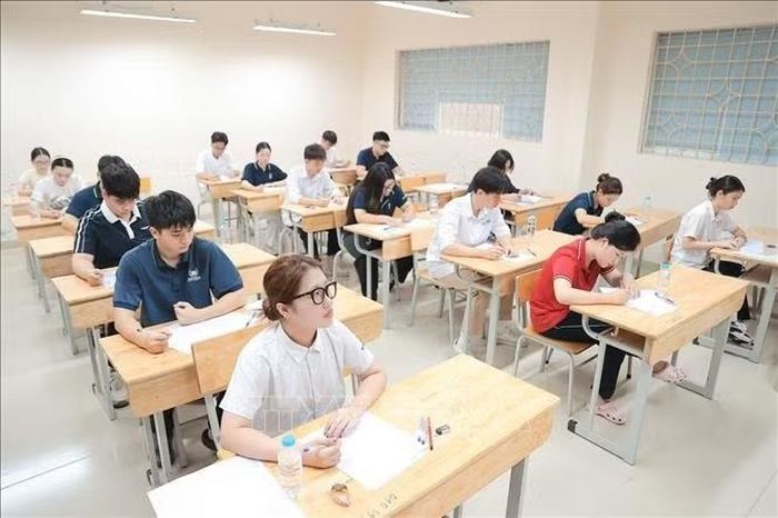 Thí sinh bước vào môn thi đầu tiên - môn Ngữ Văn trong kỳ thi tốt nghiệp Trung học phổ thông. Ảnh: Minh Quyết - TTXVN