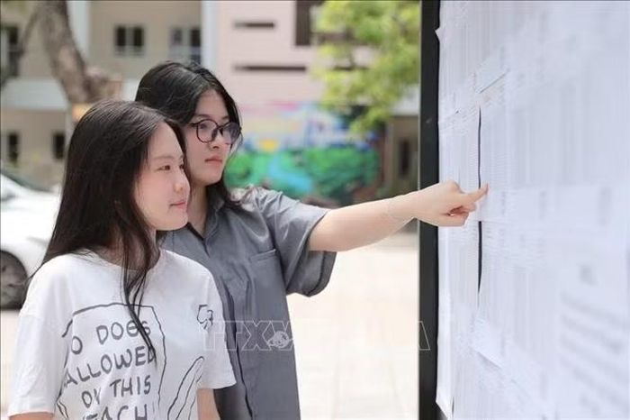 Thí sinh đến làm thủ tục tại điểm thi Trường THPT Nguyễn Gia Thiều (Hà Nội). Ảnh: Minh Quyết - TTXVN