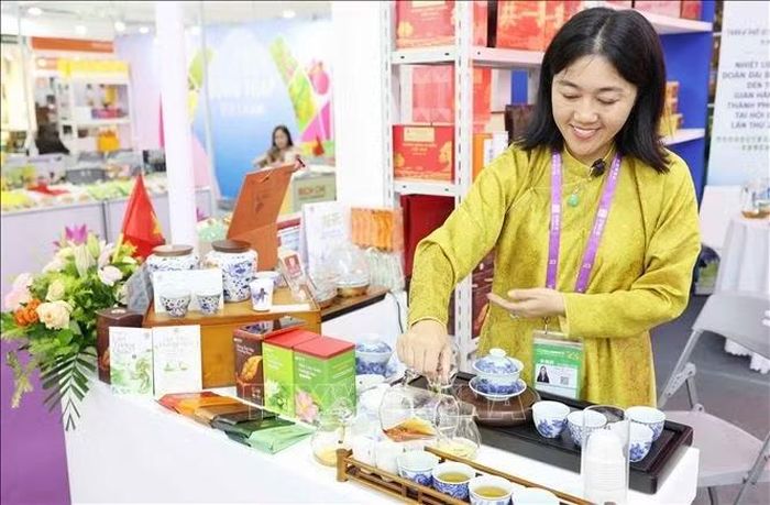 Bà Phạm Thị Thanh Hương, Giám đốc thương hiệu trà Việt Tú, Quảng Ninh giới thiệu hương vị trà đặc sản Việt Nam.