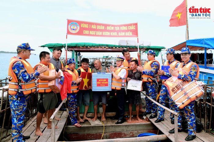 Đại tá Vũ Hữu Kiêm, Phó Chính ủy Bộ Tư lệnh Vùng 1 Hải quân trực tiếp gặp gỡ, động viên và trao tặng ngư dân.