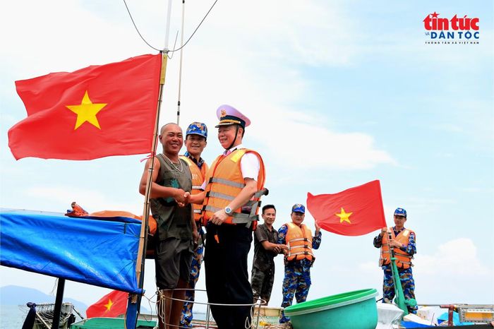 Bộ Tư lệnh Vùng 1 Hải quân tặng cờ Tổ quốc cho các tàu cá ngư dân.