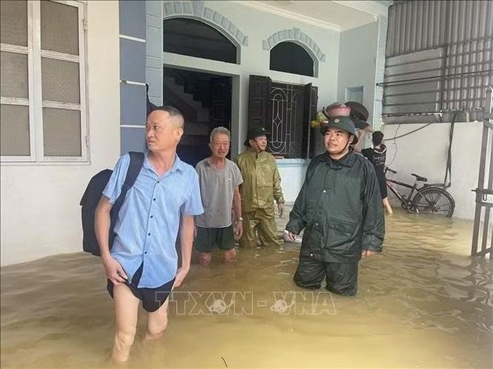 Nước dâng cao khiến 110 hộ dân tại thôn Khôn Duy, xã Trần Phú phải di dời đến nơi an toàn.