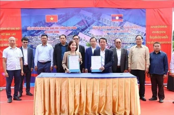 Lễ ký biên bản bàn giao mặt bằng thi công và khởi công dự án xây dựng Trường Phổ thông Dân tộc tỉnh Khammuon. Ảnh: Xuân Tú/PV TTXVN tại Lào