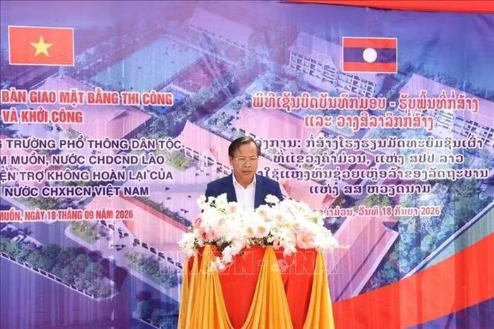 Đồng chí Manyen Khinsamone, Phó Chủ tịch Ủy ban Chính quyền tỉnh Khammuon phát biểu tại buổi lễ. Ảnh: Xuân Tú/PV TTXVN tại Lào