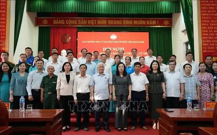 Phó Chủ tịch Thường trực Quốc hội Đỗ Văn Chiến chụp ảnh lưu niệm cùng các đại biểu tại buổi tiếp xúc cử tri xã Kép.