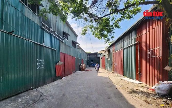 Ma trận nhà xưởng quây tôn trên đất nông nghiệp cạnh hiện trường vụ cháy Triều Khúc.