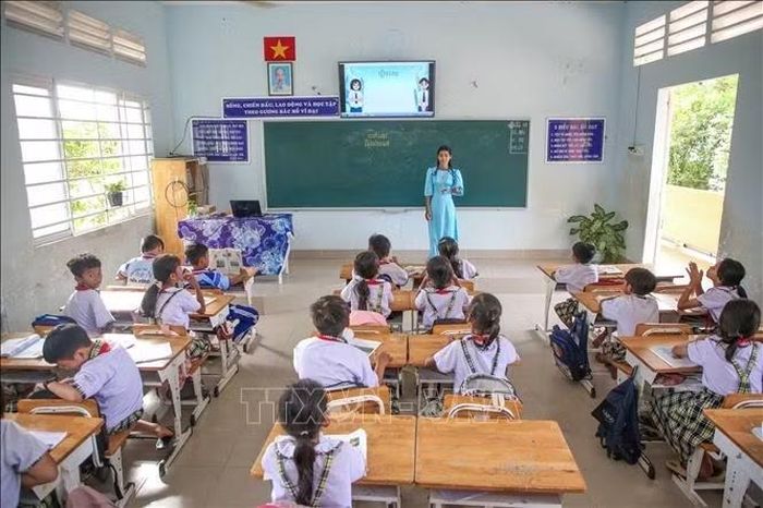 Giáo viên Trường Tiểu học Hòa Đông chủ động ứng dụng công nghệ thông tin, đổi mới phương pháp dạy học phù hợp với học sinh vùng biên giới.