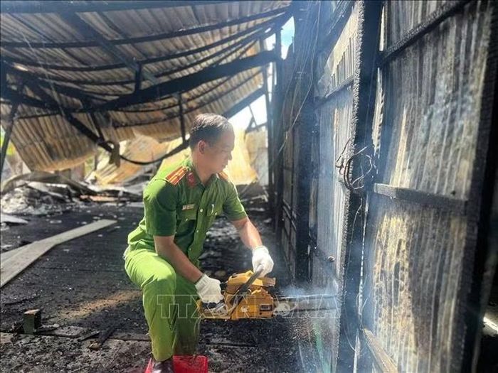 Lực lượng Công an phường Vĩnh Tế, An Giang hỗ trợ người dân di dời tài sản còn lại sau vụ cháy.