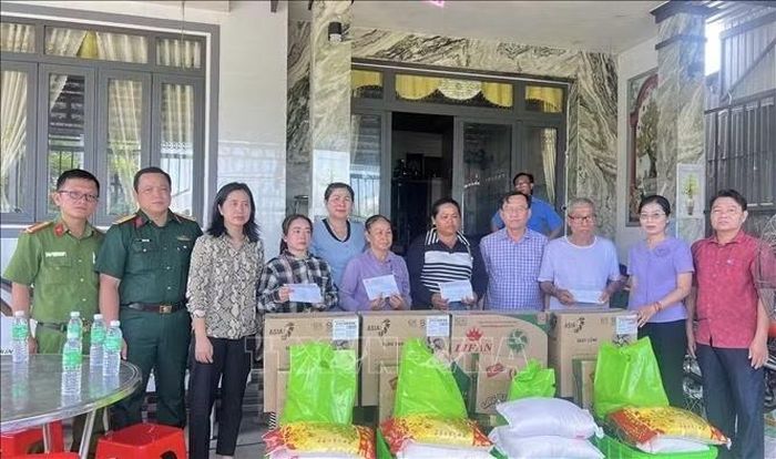 Lãnh đạo phường Vĩnh Tế, tỉnh An Giang trao hỗ trợ các gia đình bị thiệt hại bởi vụ hoả hoạn.