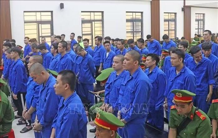 Các bị cáo nghe Hội đồng xét xử sơ thẩm tuyên án.