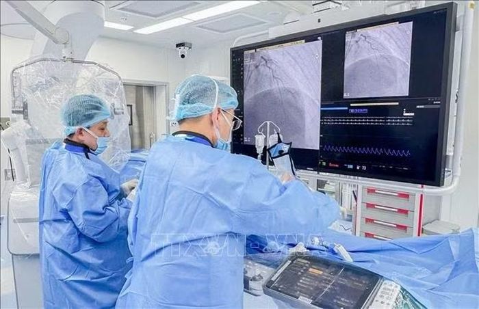 Bác sĩ Bệnh viện Chợ Rẫy và Bệnh viện Mặt trời Phú Quốc can thiệp tái thông tim mạch cho người bệnh ngay tại Phú Quốc. Ảnh: TTXVN phát