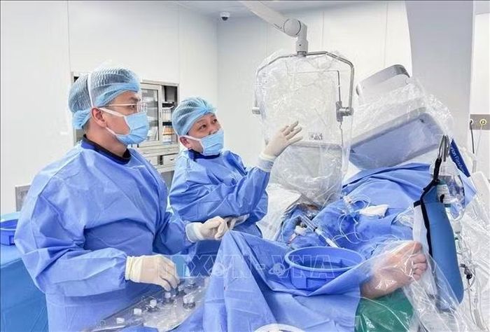 Bác sĩ Bệnh viện Chợ Rẫy và Bệnh viện Mặt trời Phú Quốc can thiệp tái thông tim mạch cho người bệnh ngay tại Phú Quốc. Ảnh: TTXVN phát