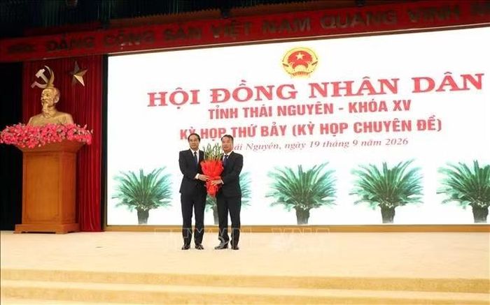 Bí thư Tỉnh ủy Thái Nguyên Trịnh Xuân Trường tặng hoa chúc mừng Ông Nguyễn Thế Mạnh được bầu giữ chức Chủ tịch UBND tỉnh Thái Nguyên. Ảnh: Thu Hằng/TXVN