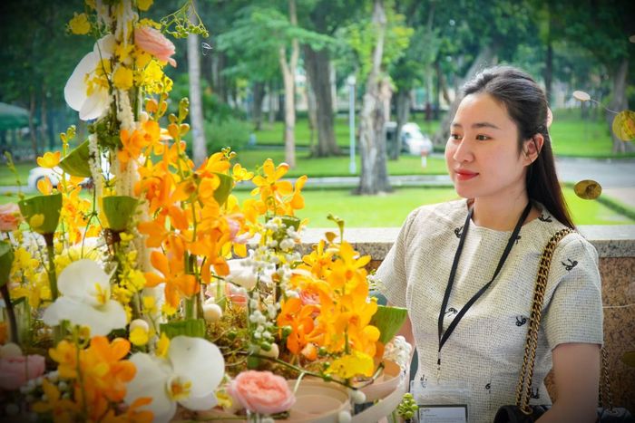 Khách tham quan tìm hiểu các tác phẩm hoa được giới thiệu tại lễ hội.