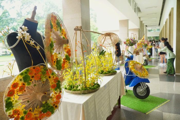 Không gian trưng bày hoa trên những chiếc xe cổ tại khu vực hành lang Hội trường Thống Nhất.