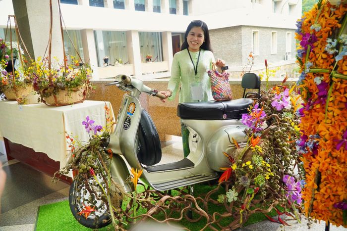Cô Nguyễn Thị Minh Châu, giáo viên Trường THPT Lương Thế Vinh (TP Hồ Chí Minh), tham quan và chụp hình tại sự kiện.