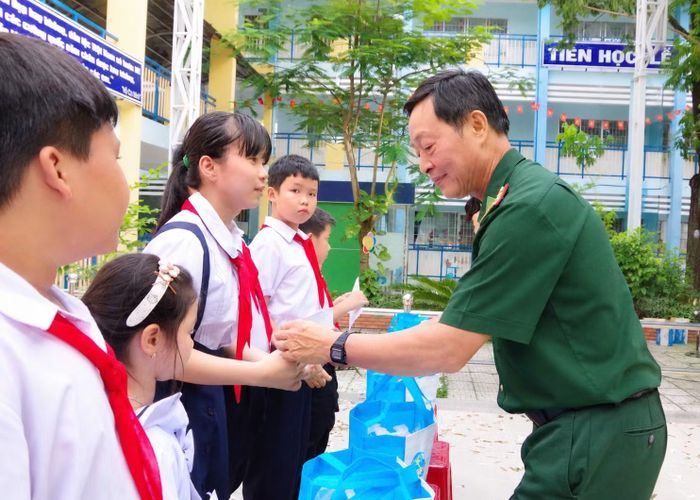 Đại tá Nguyễn Văn Tiến, Phó Chính uỷ, Ban Chỉ huy Bộ đội Biên phòng TP Hồ Chí Minh trao tặng quà Trung thu cho các cháu thiếu nhi tại chương trình.