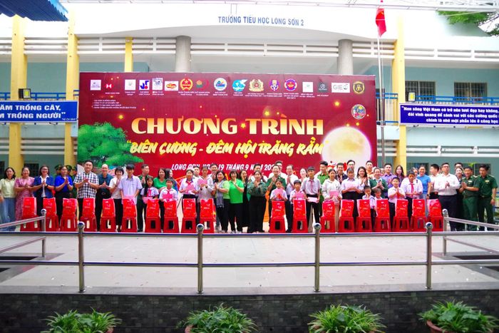 Mang Trung thu đến với trẻ em khu vực biên giới biển.