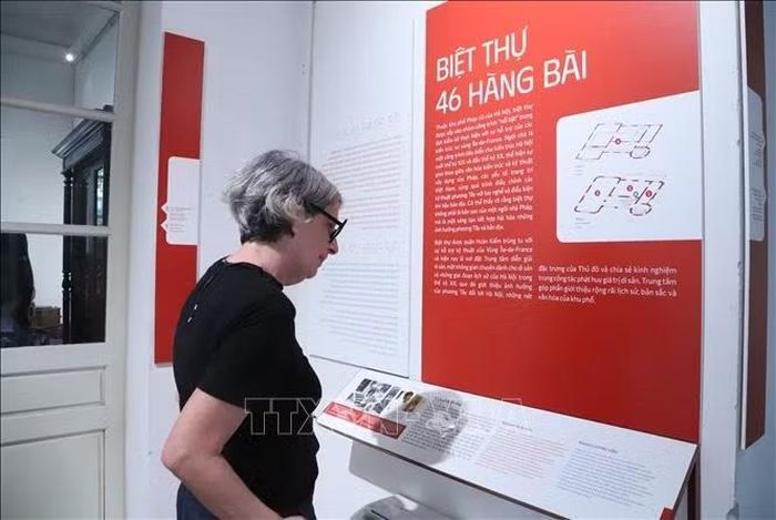 Du khách nước ngoài tham quan không gian trưng bày triển lãm.