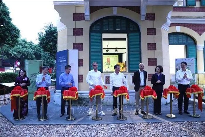 Các đại biểu cắt băng khai mạc triển lãm.