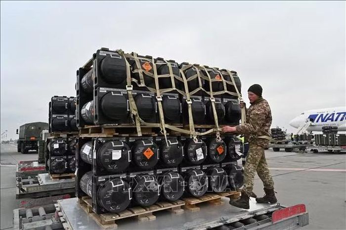 Lô tên lửa Javelins do Mỹ viện trợ được chuyển tới sân bay ở Kiev, Ukraine. Ảnh tư liệu: AFP/TTXVN.