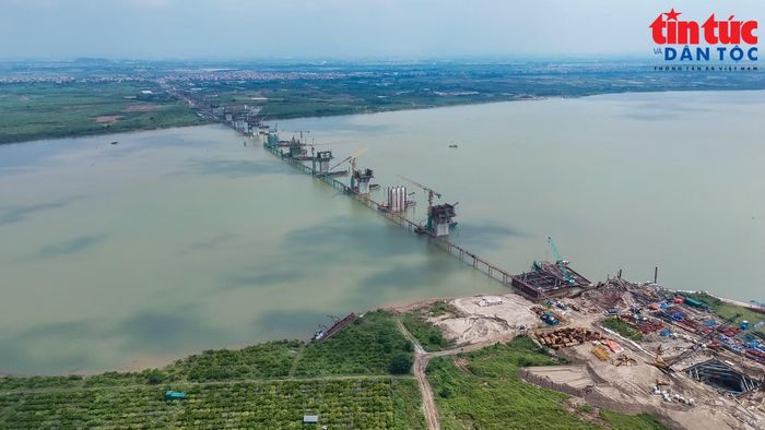 Hà Nội đang hoàn thiện các cây cầu kết nối 2 bên sông Hồng.