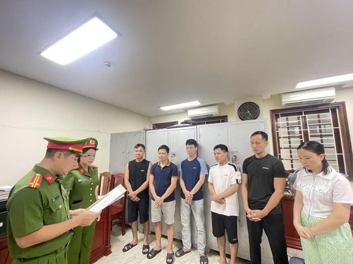 Cơ quan Cảnh sát điều tra Công an tỉnh Thanh Hóa tống đạt quyết định khởi tố đối với các đối tượng liên quan. Ảnh: CA Thanh Hóa