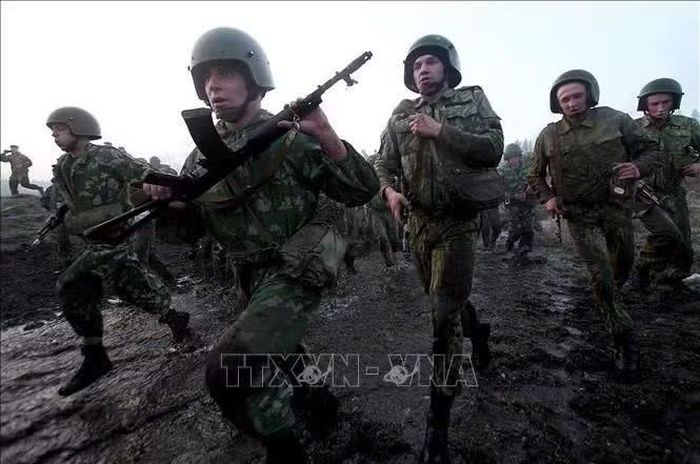 Binh sĩ Belarus tham gia một buổi huấn luyện quân sự ở ngoại ô thủ đô Minsk. Ảnh tư liệu: AFP/TTXVN