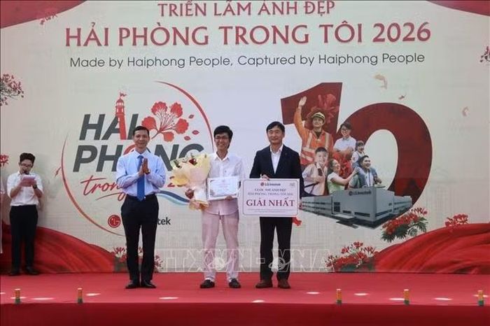 Ban tổ chức trao giải Nhất cho tác giả Giang Sơn Đông.