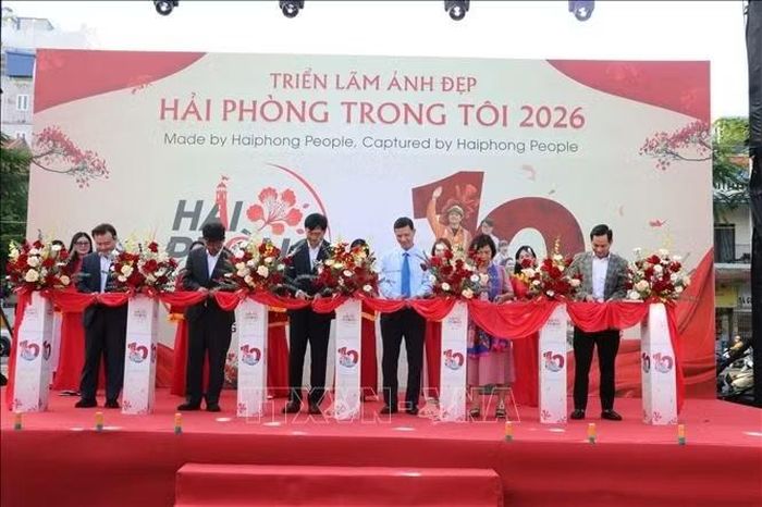 Đại diện lãnh đạo Sở Văn hóa, Thể thao và Du lịch Hải Phòng và Công ty LG Innotek Việt Nam Hải Phòng cắt băng khai mạc triển lãm ảnh "Hải Phòng trong tôi".