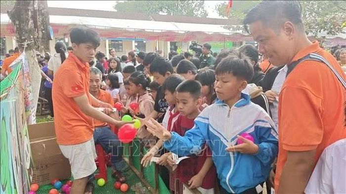 Trẻ em vùng biên xã Bù Gia Mập tham gia trò chơi trong chương trình Đêm hội Trăng rằm.