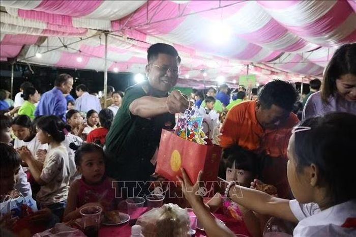 Trao quà Trung thu cho trẻ em vùng biên xã Bù Gia Mập.