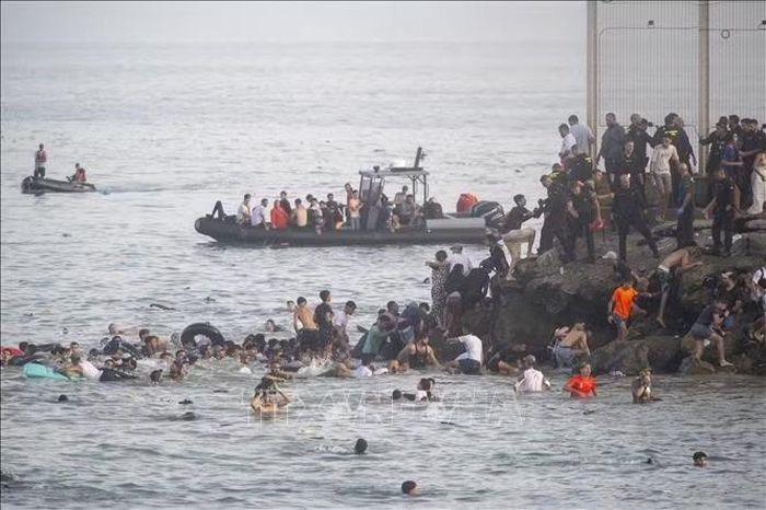 Người di cư tìm cách bơi từ Maroc sang Ceuta, vùng lãnh thổ của Tây Ban Nha ở Bắc Phi, ngày 30/7/2026. Ảnh minh họa: AA/TTXVN phát