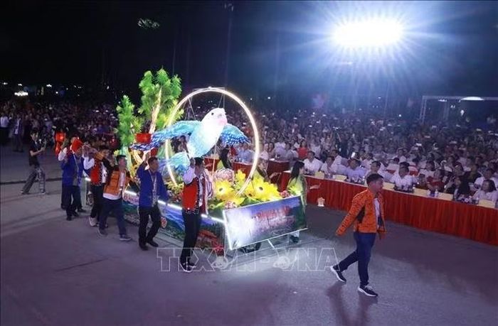Diễu hành đèn lồng tại khai mạc Lễ hội Ánh sáng biên cương lần thứ nhất năm 2026 với chủ đề “Sắc màu xứ Lạng.