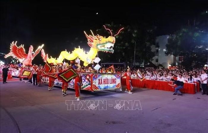 Diễu hành đèn lồng tại khai mạc Lễ hội Ánh sáng biên cương lần thứ nhất năm 2026 với chủ đề “Sắc màu xứ Lạng.