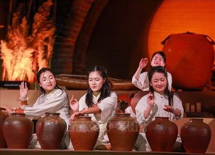 Mỗi loại nhạc cụ mang một sắc thái riêng, gợi liên tưởng đến tiếng vọng từ lòng đất, hơi thở của lửa hay nhịp sống bình dị của làng quê Việt Nam. Ảnh: Khánh Hoà/TTXVN