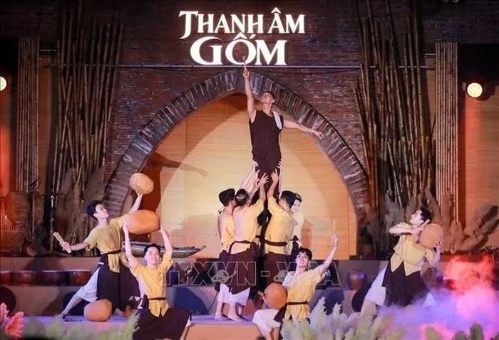 “Thanh âm gốm” đưa người xem trở về với cội nguồn của nghề, nơi đất gặp lửa, bàn tay gặp sáng tạo và những giá trị văn hóa truyền thống được đánh thức bằng một ngôn ngữ nghệ thuật mới. Ảnh: Khánh Hoà/TTXVN
