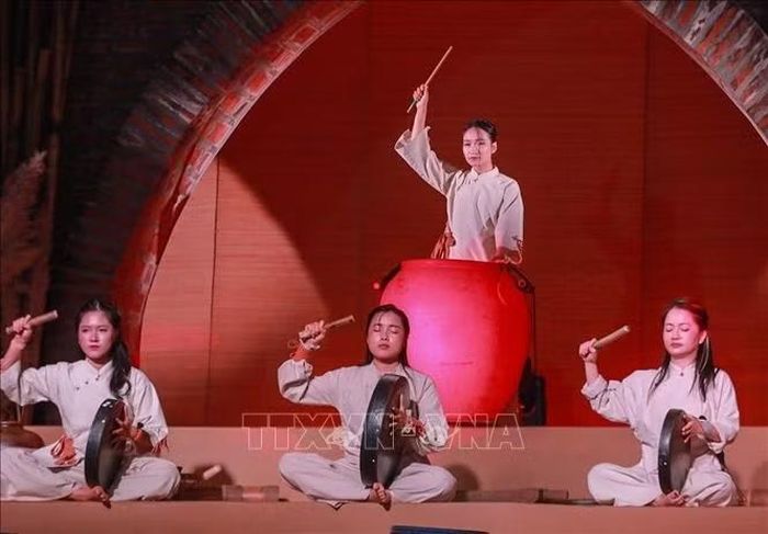 Thanh âm gốm” không chỉ kể chuyện bằng âm nhạc mà còn kể chuyện bằng văn hóa. Những âm thanh được tạo ra không nhằm đơn thuần mô tả hay lý giải về làng nghề, mà mở ra không gian cảm nhận, kết nối với tâm hồn người nghe thông qua biểu cảm của nhạc cụ và nghệ sĩ. Ảnh: Khánh Hoà/TTXVN