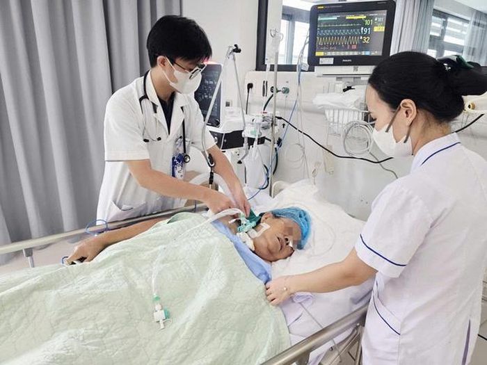 Cụ bà 71 tuổi phải mở khí quản để bảo vệ đường thở. Ảnh: BVCC.