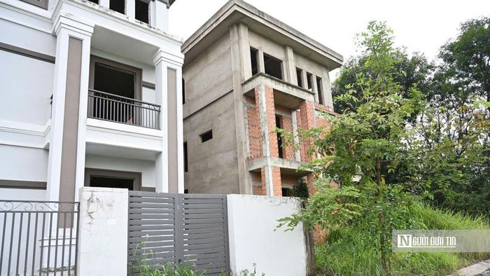 Các công trình nhà ở đã xây dựng nằm xen kẽ với những khu đất chưa được hoàn thiện. Sự thiếu đồng bộ tạo nên cảnh quan loang lổ, nơi có nhà ở nhưng kế bên vẫn là bãi đất trống.