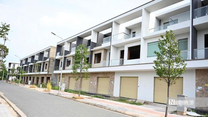 Nhiều căn nhà đã hoàn thiện mặt ngoài nhưng cửa cổng đóng kín, không có dấu hiệu sinh hoạt thường xuyên.